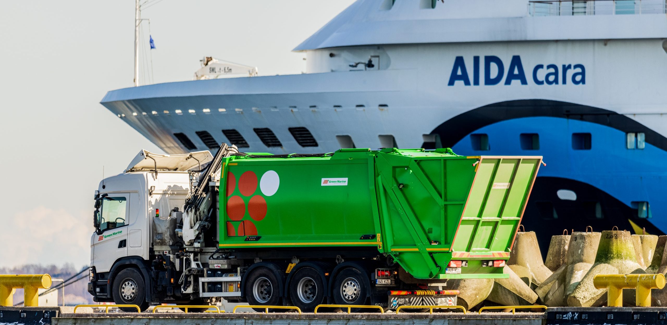 Smart containers and robotic crane